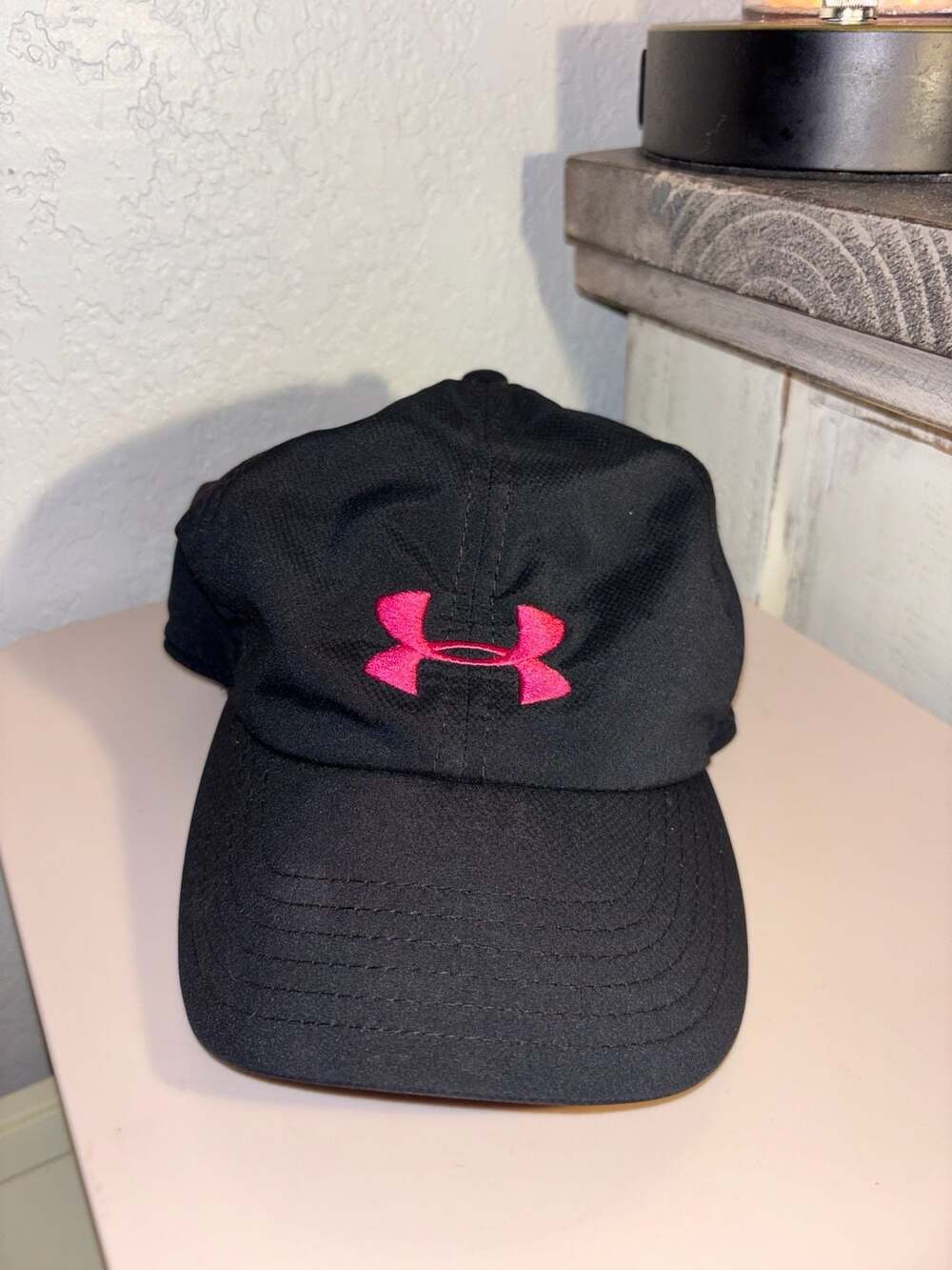 O2: Under Armour Women's OSFA Black Adjustable Baseball Cap Pink Logo